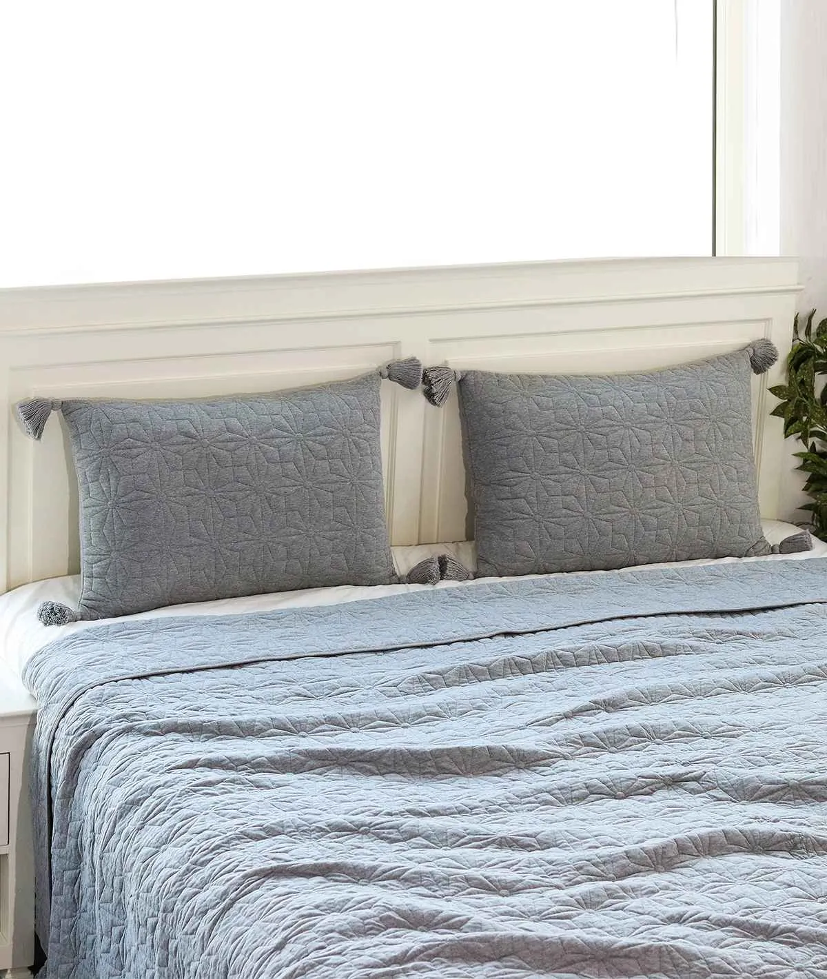 Floret 100% Cotton Knitted With Polyester Filled King Size Bed Cover With 2 Pillow Covers (Set Of 3 pcs) (Light Grey Melange )